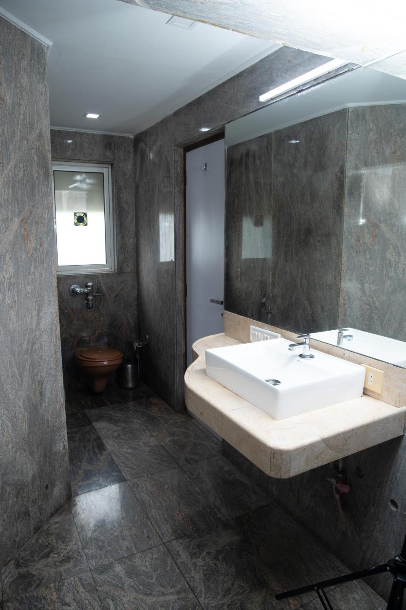 Jayshree By Anantaay Near Domestic Airport 3*
