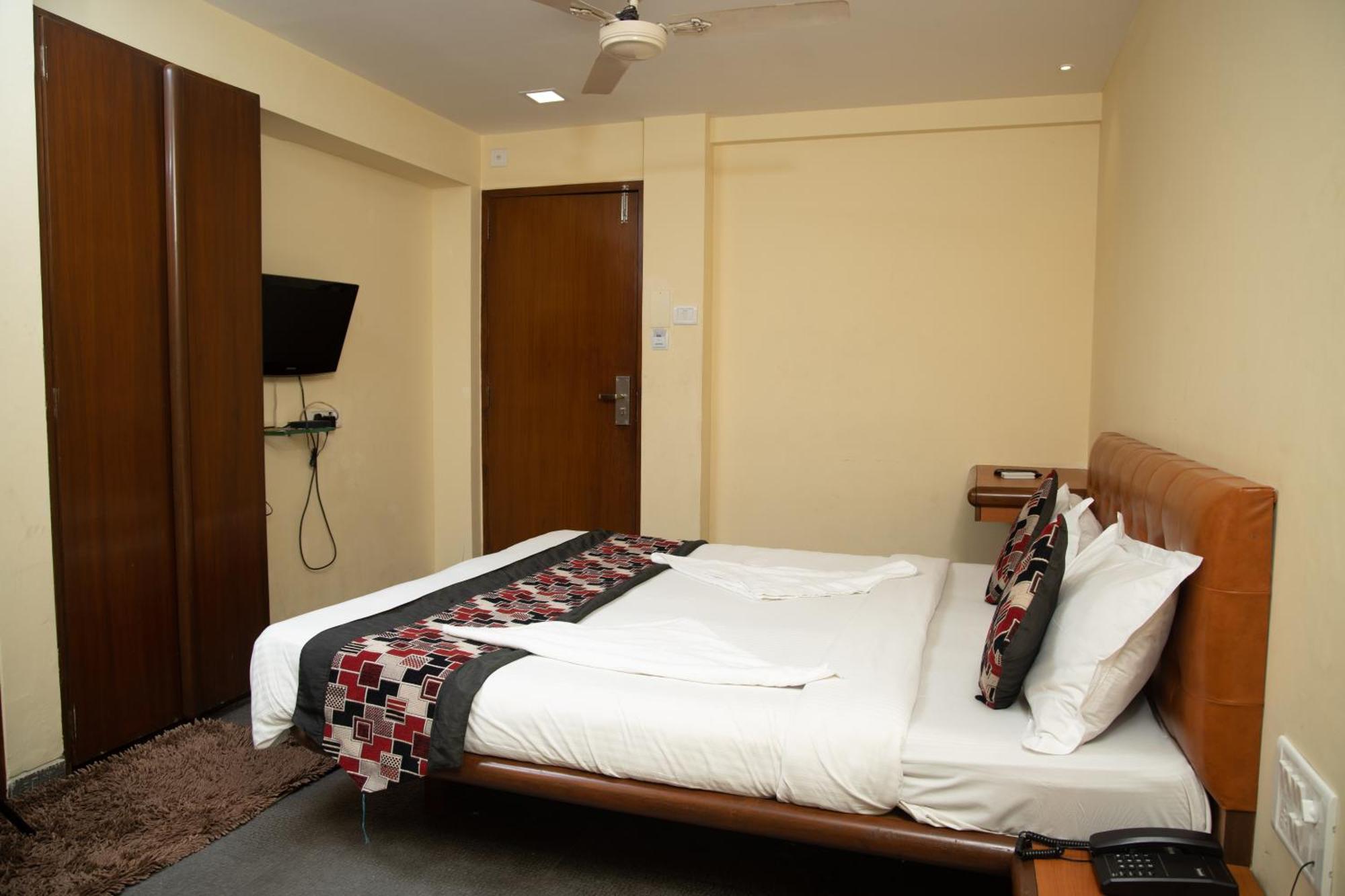 Hotel Jayshree By Anantaay Near Domestic Airport